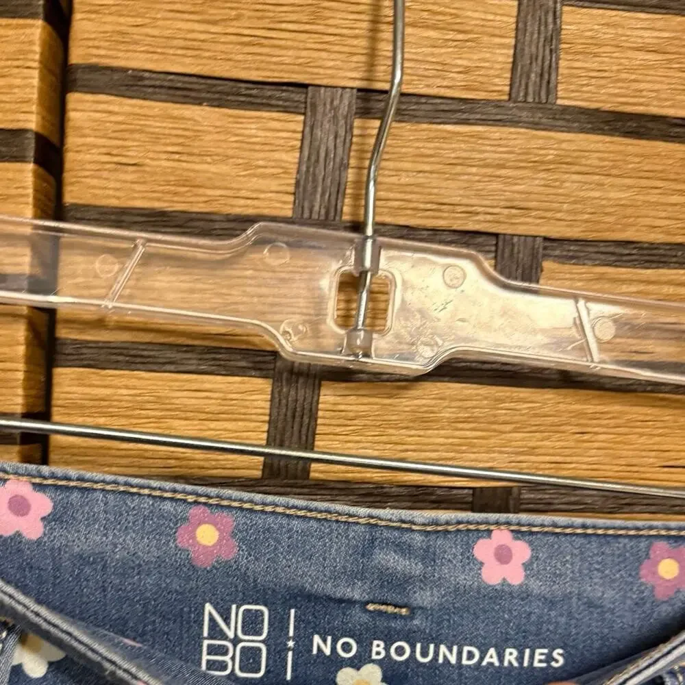 No Boundaries Floral Crop Jeans‎ Size 13